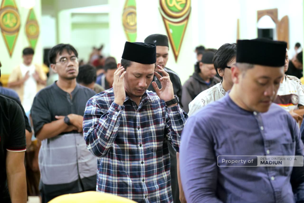 Plt Wali Kota Madiun Hadiri Tarawih Perdana, Ajak Warga Sambut Ramadan dengan Tertib dan Penuh Berkah