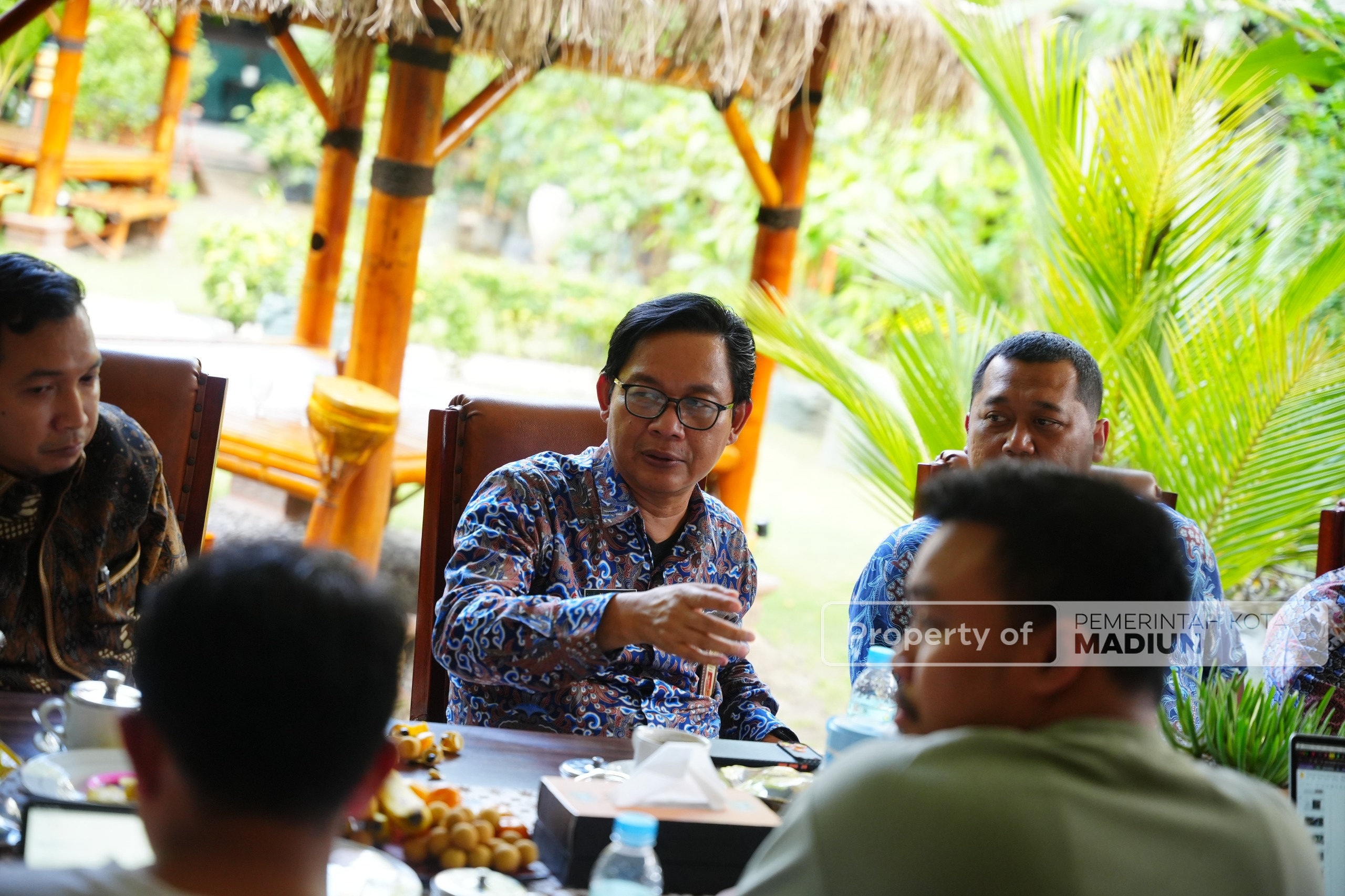 Terima Dua Audiensi, Wali Kota Bahas Kelanjutan Penataan Kabel Jalur Bawah dan Madiun Berkilau di Pergantian Tahun Nanti