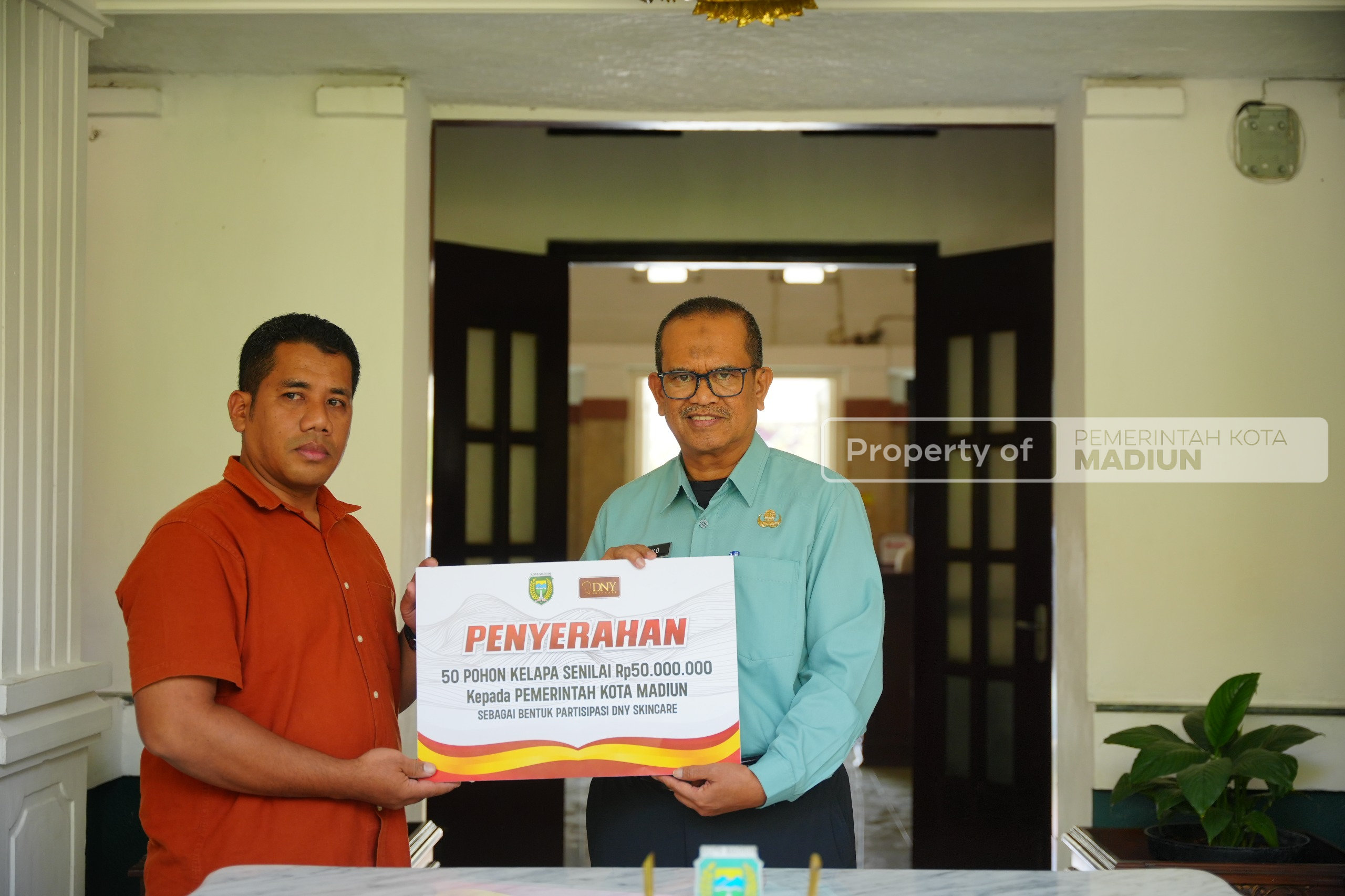 Sekda Kota Madiun Terima Penyaluran CSR Bersama Sektor Swasta Tingkatkan Lingkungan Sehat