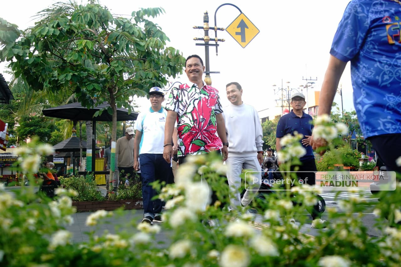 Olahraga Bersama Para Profesor Unair, Wali Kota Kenalkan Kota Sekaligus Minta Saran Masukan