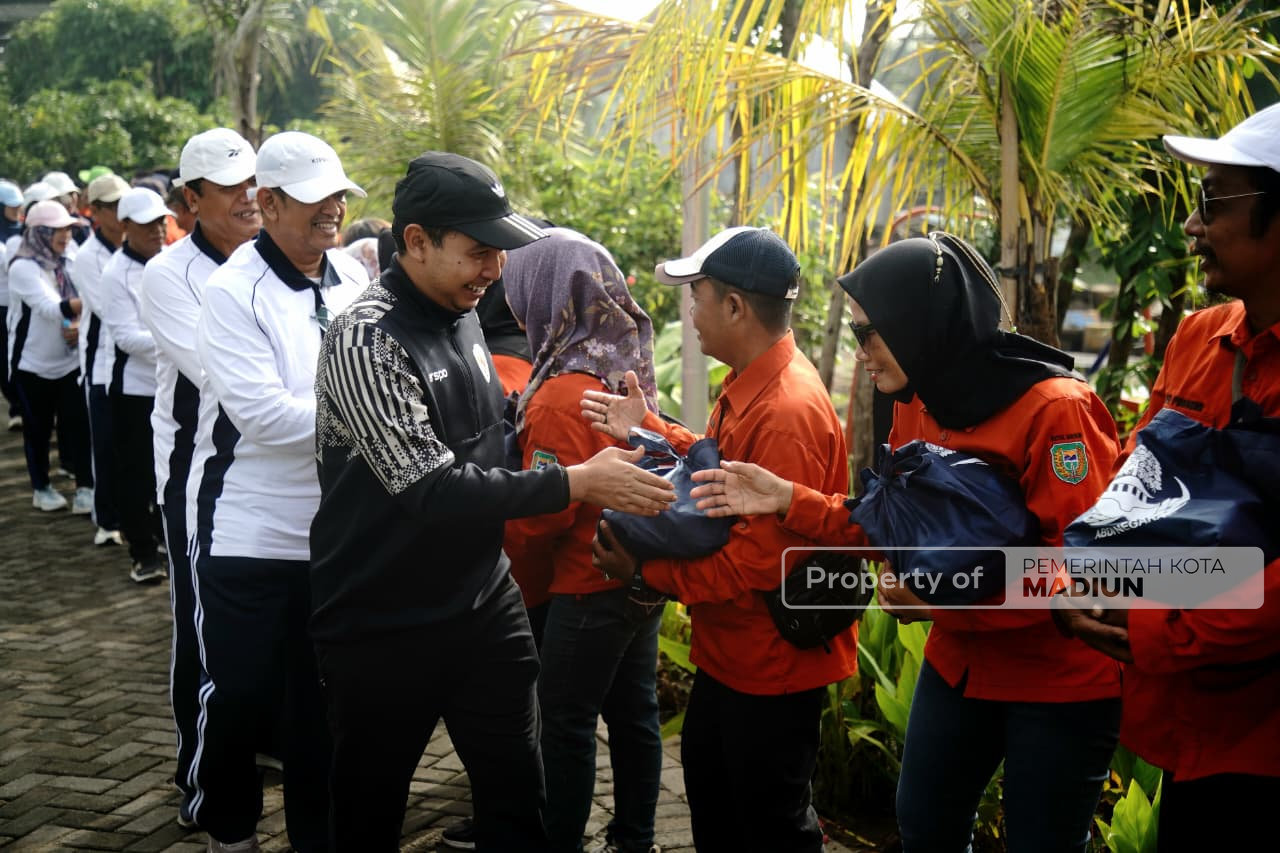 Peringati HUT KORPRI ke-54, Wali Kota Madiun Gowes hingga Serahkan Bantuan Sembako untuk Relawan Kebersihan