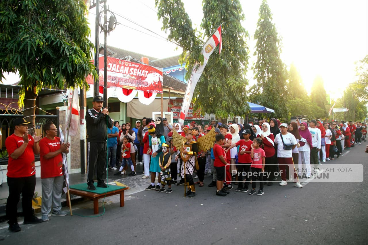 Jalan Santai di Kelurahan Kartoharjo, Wali Kota Ajak Warga Jaga Kondusivitas Kota