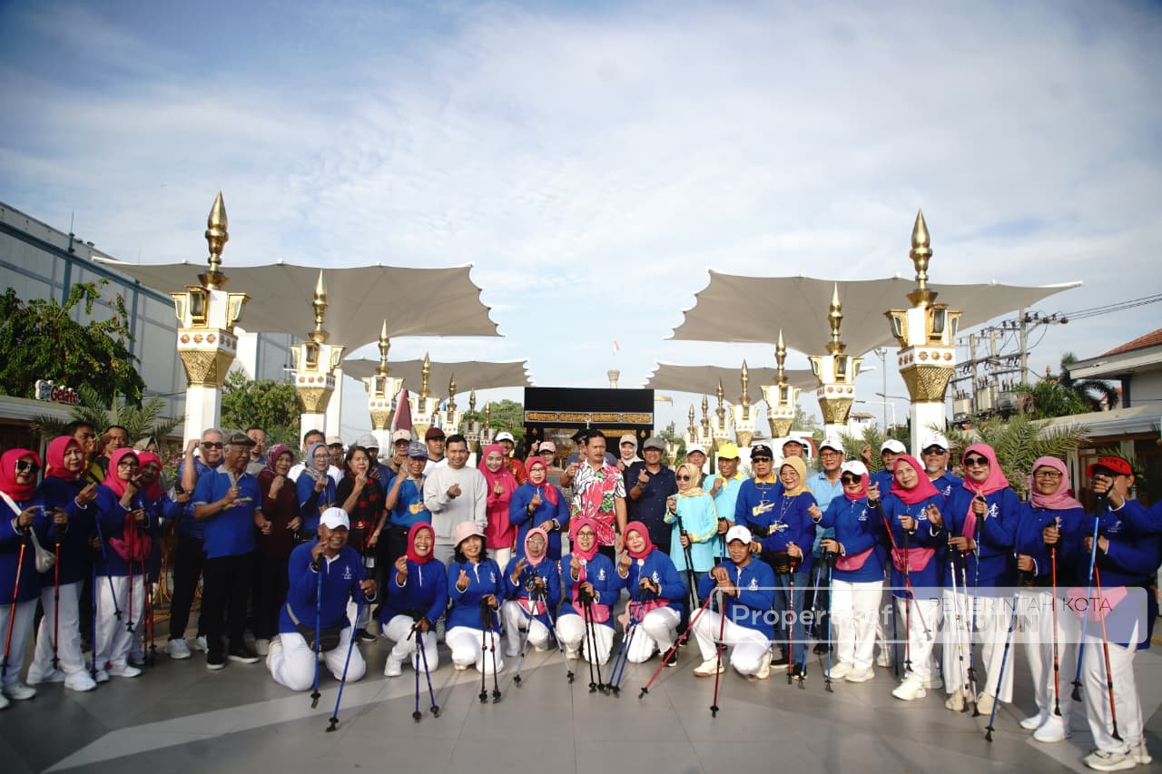 Olahraga Bersama Para Profesor Unair, Wali Kota Kenalkan Kota Sekaligus Minta Saran Masukan