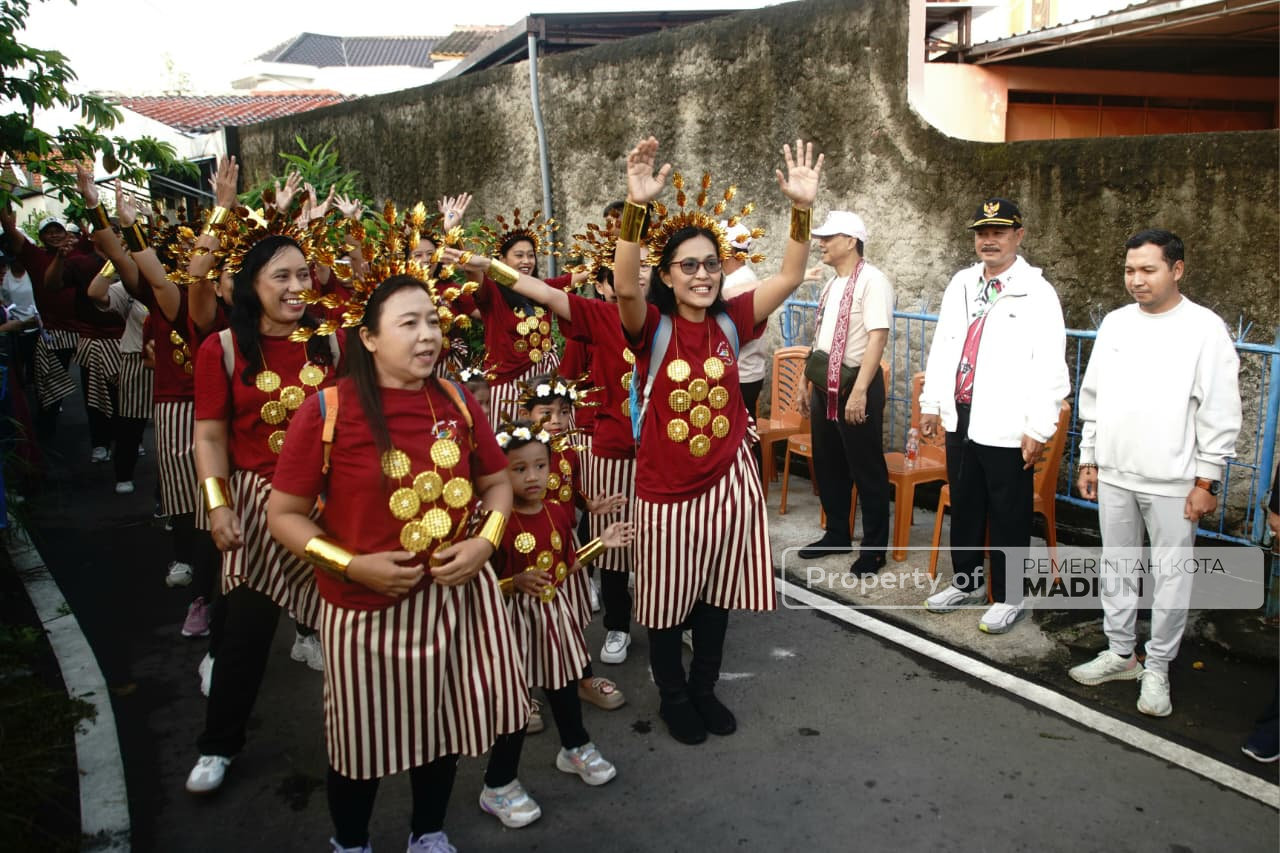 Berangkatkan Jalan Santai Budaya HUT ke-26 Paroki Mater Dei Madiun, Wali Kota Beri Selamat dan Apresiasi Kegiatan