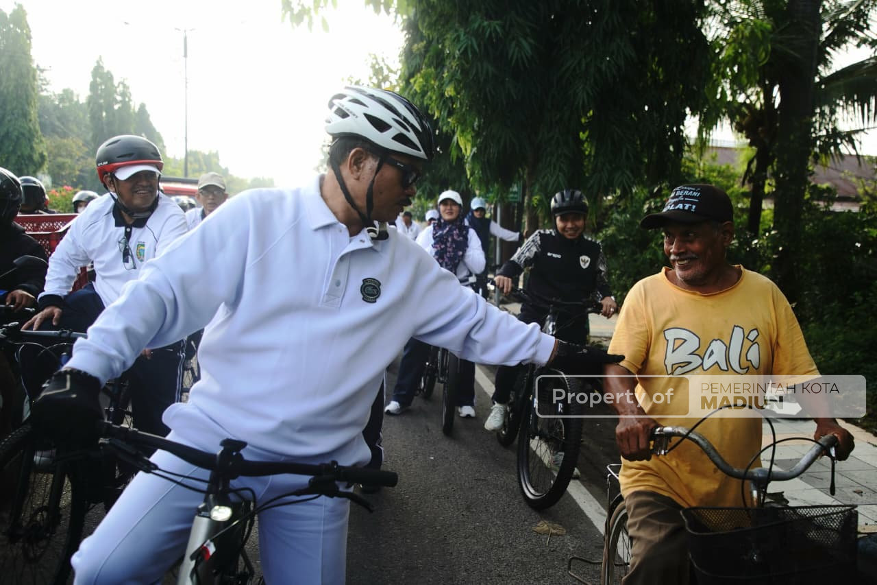 Peringati HUT KORPRI ke-54, Wali Kota Madiun Gowes hingga Serahkan Bantuan Sembako untuk Relawan Kebersihan