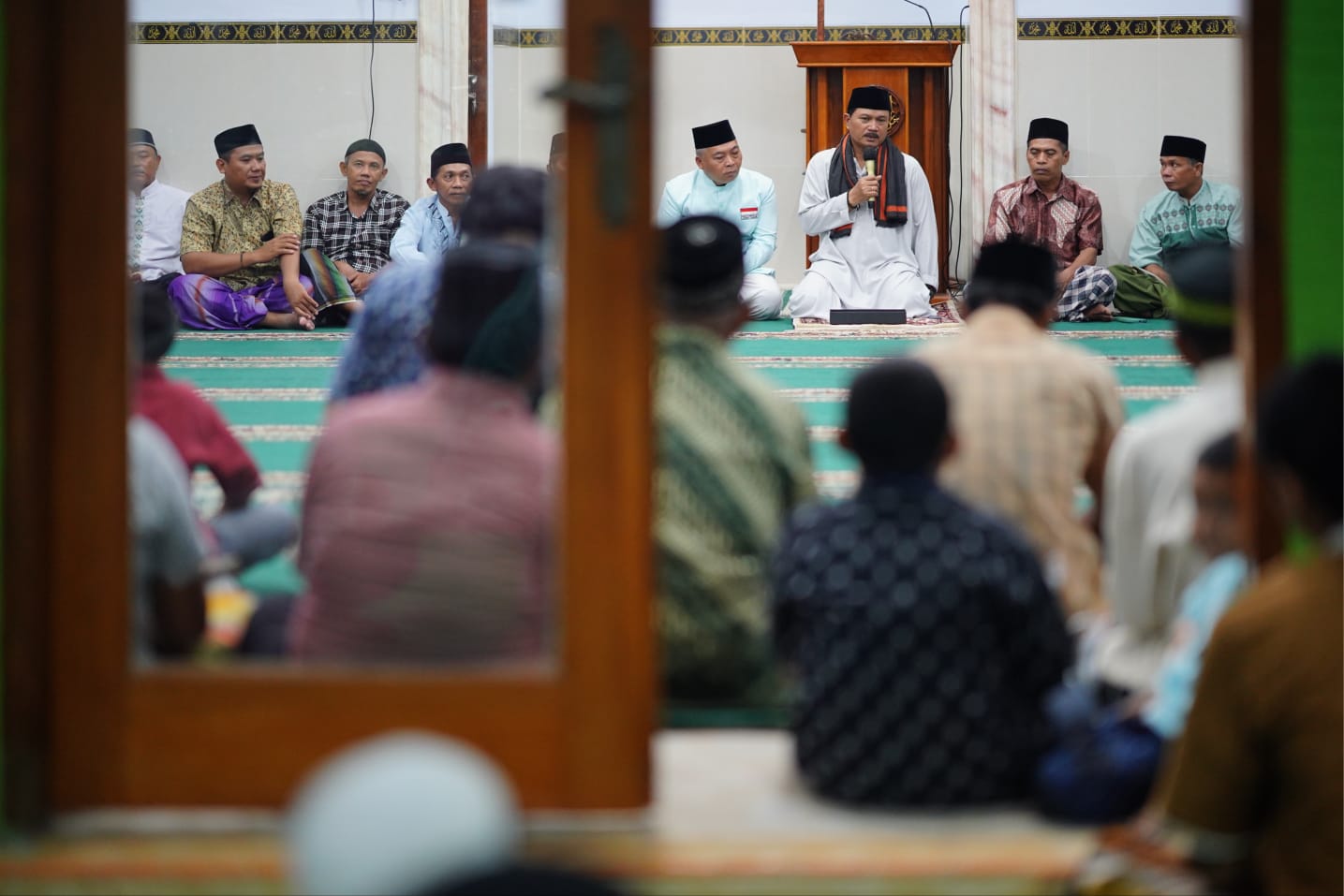Shalat Isya Dan Tarawih Di Masjid Al Amin, Wali Kota Serahkan Bantuan Untuk Anak Yatim