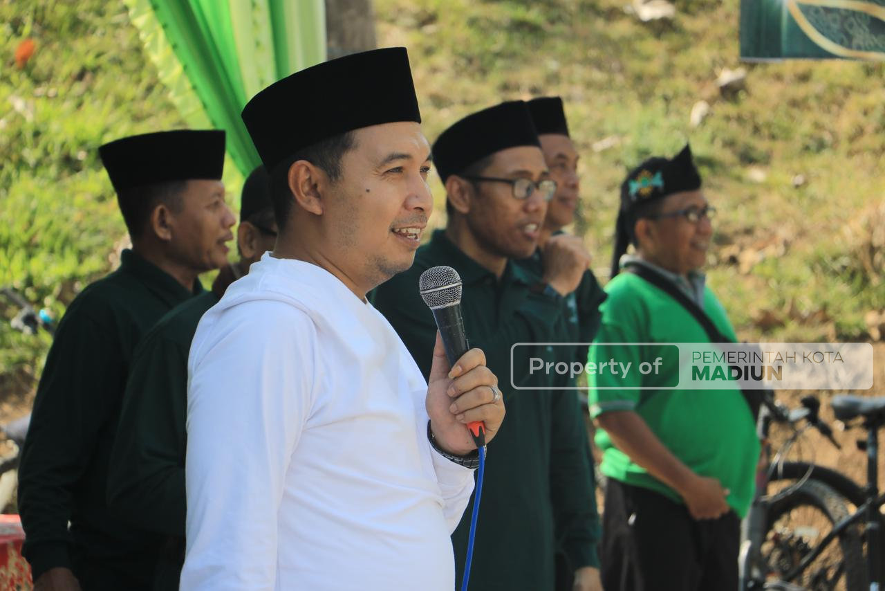 Semangat Bangun Silaturahmi, Wawali Apresiasi Santri dan Warga Lewat Sepeda Santai Hari Santri