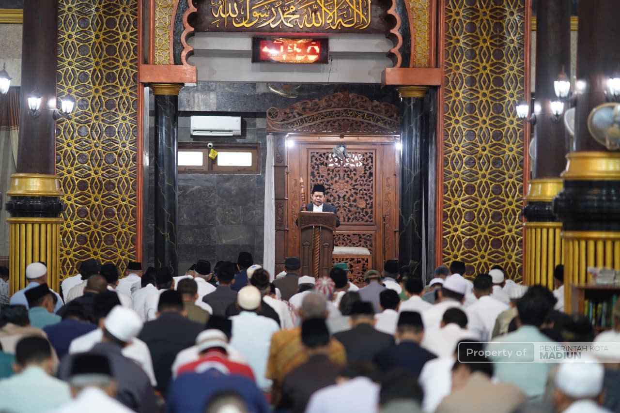 Ribuan Umat Muslim Padati Masjid Agung Baitul Hakim, Plt Wali Kota Madiun Ajak Bangun Daerah di Hari Kemenangan