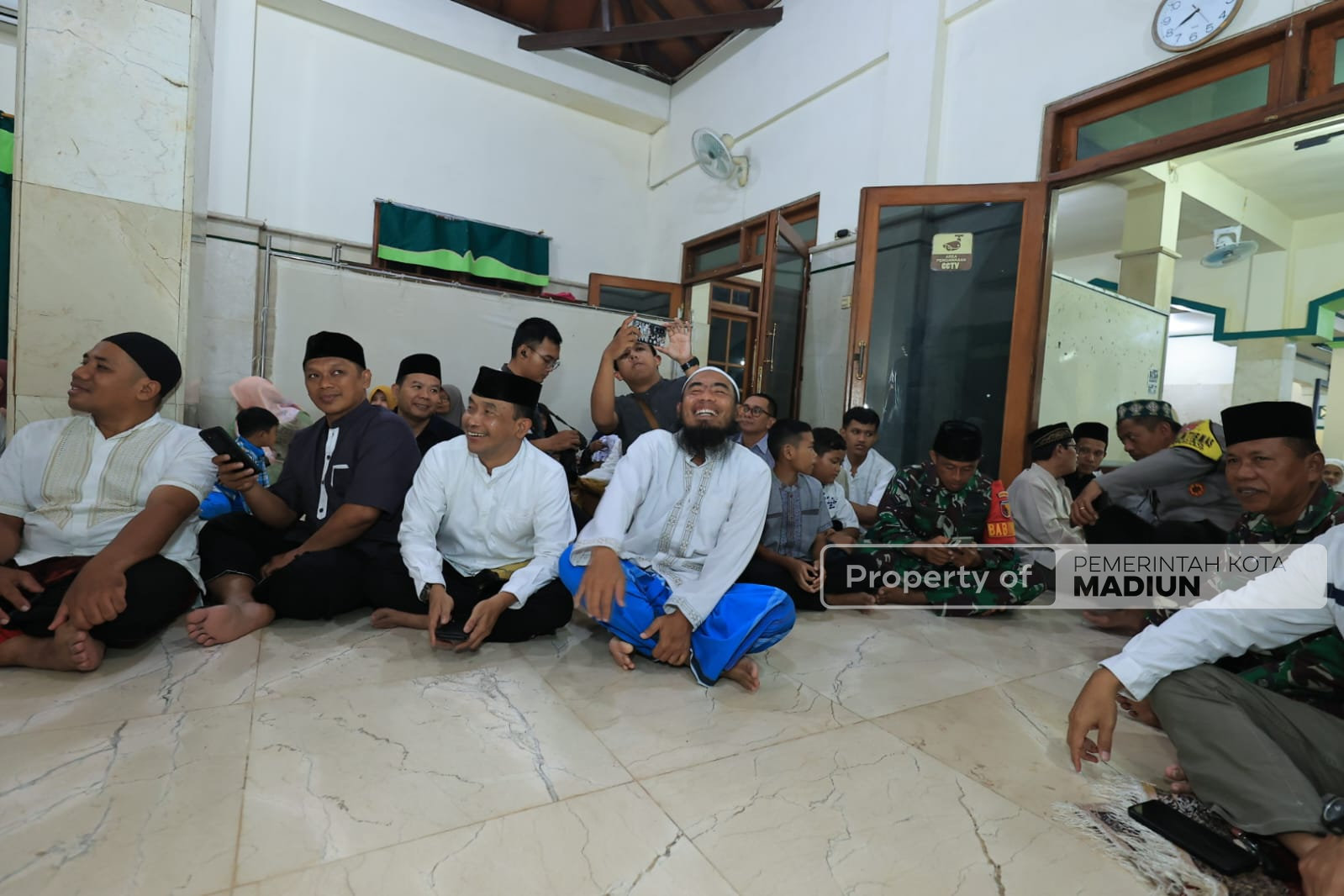 Safari Salat Isya, Salat Jemaah hingga Serahkan Santunan Warga