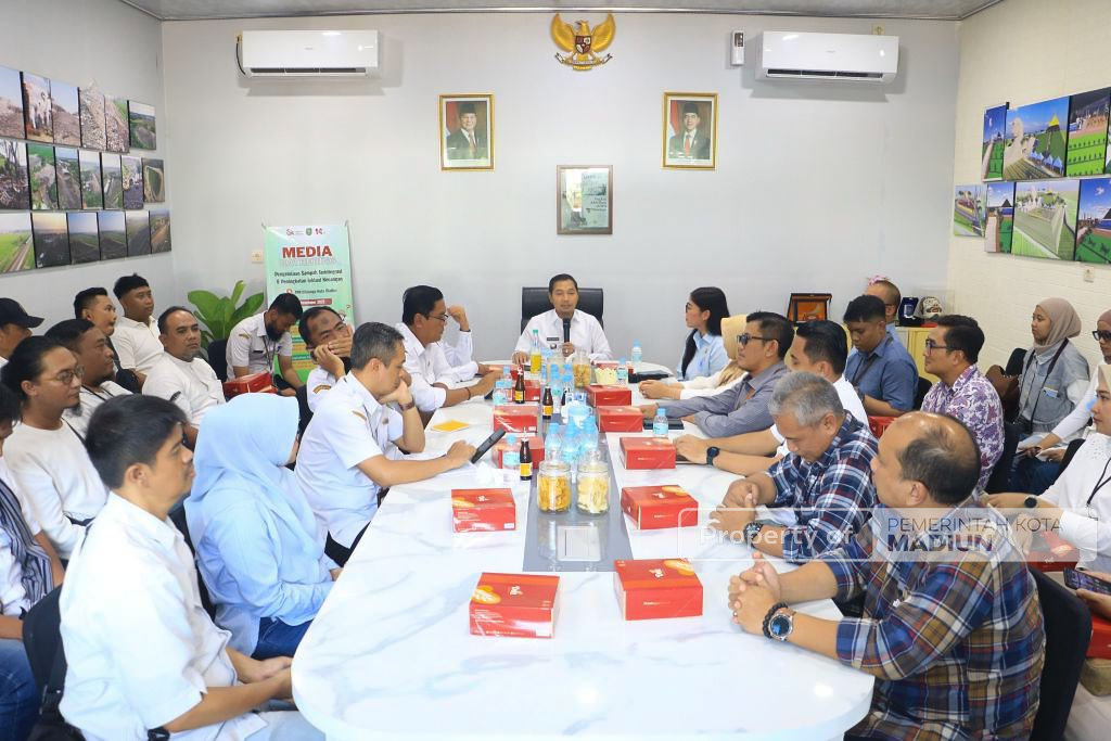 Dukung Pengelolaan Sampah Berkelanjutan, OJK Kediri Serahkan Ratusan Bibit Tanaman