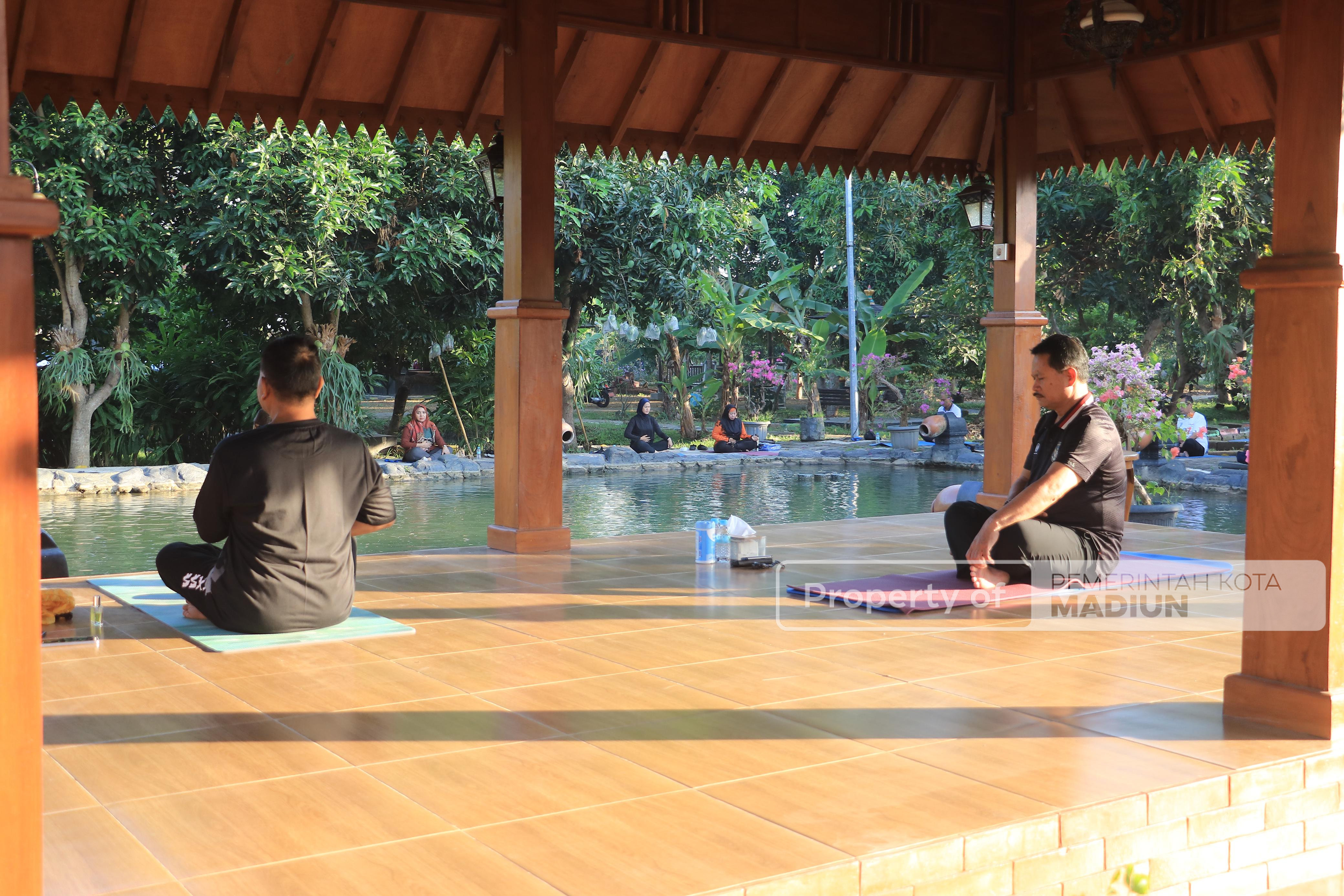 Wujudkan Aparatur Sehat dan Bugar Melalui Yoga