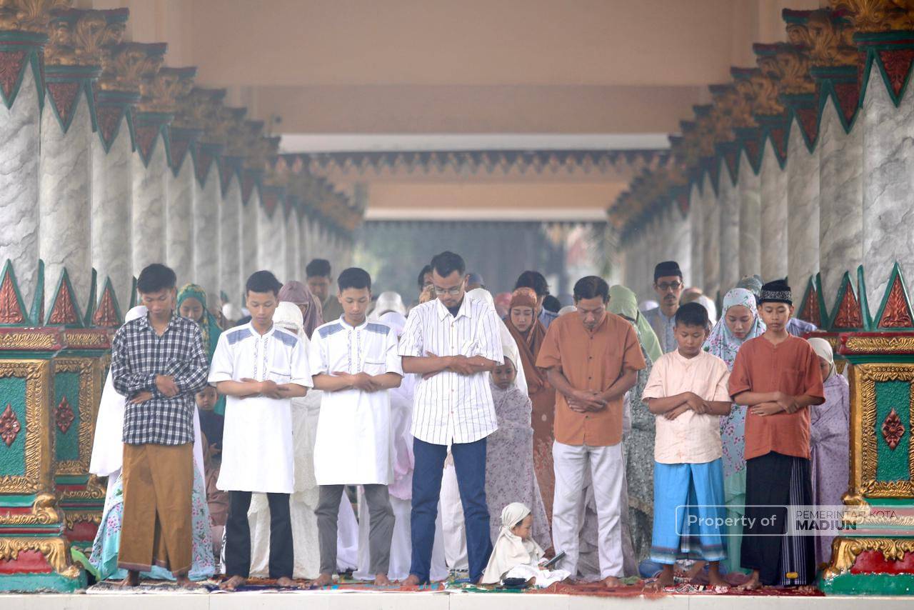 Ribuan Umat Muslim Padati Masjid Agung Baitul Hakim, Plt Wali Kota Madiun Ajak Bangun Daerah di Hari Kemenangan