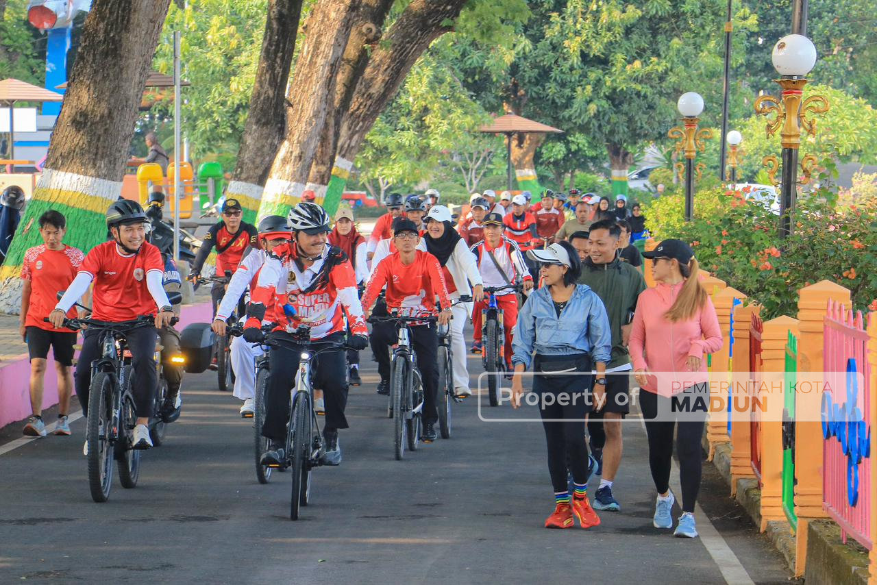 Gowes Sambil Pantau Kota, Wali Kota Madiun Cek Progres MPP dan Sapa Warga di Sepanjang Rute