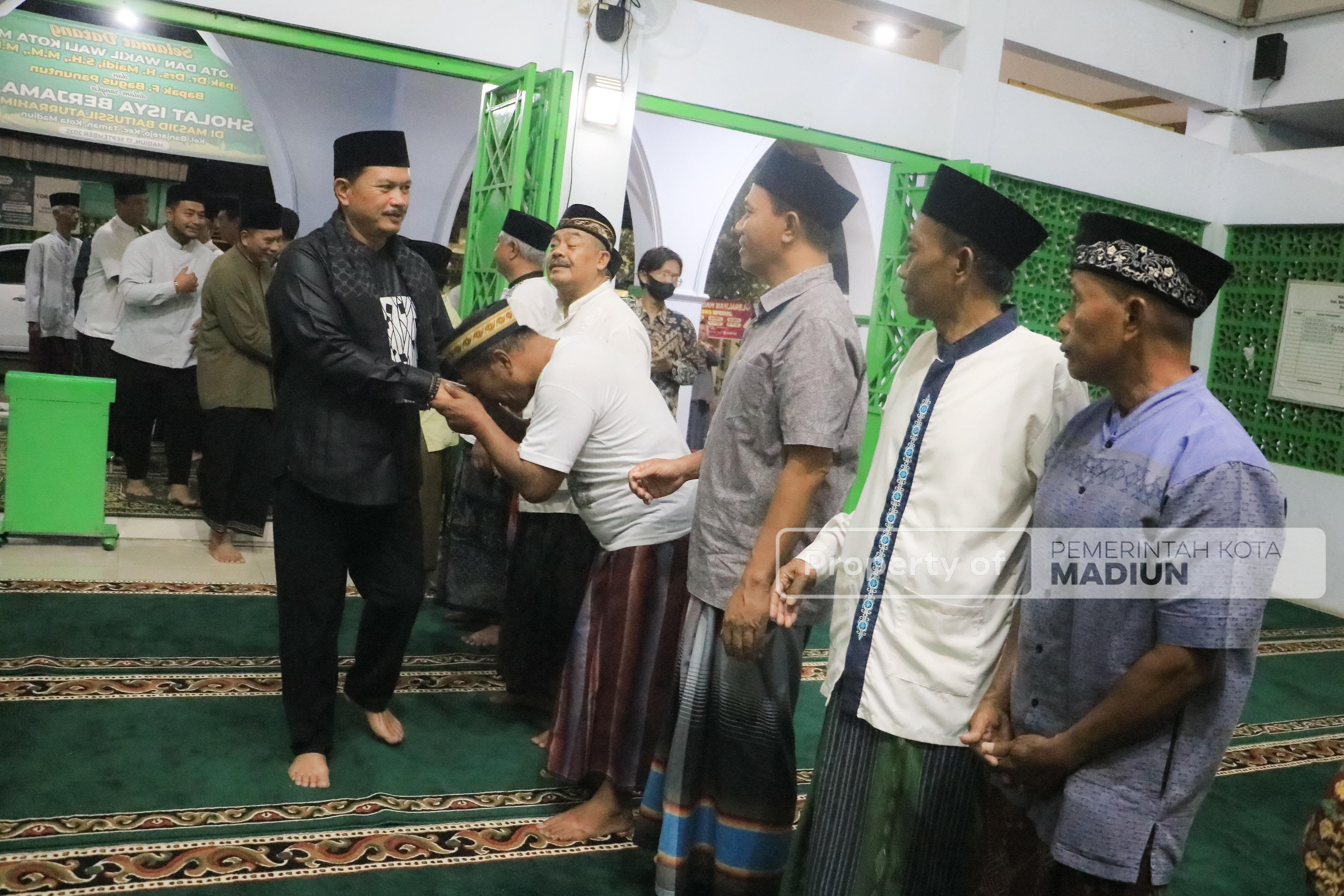 Salat Isya di Masjid Baitussilaturrahmin, Wali Kota Ajak Masyarakat Senantiasa Jaga Kerukunan