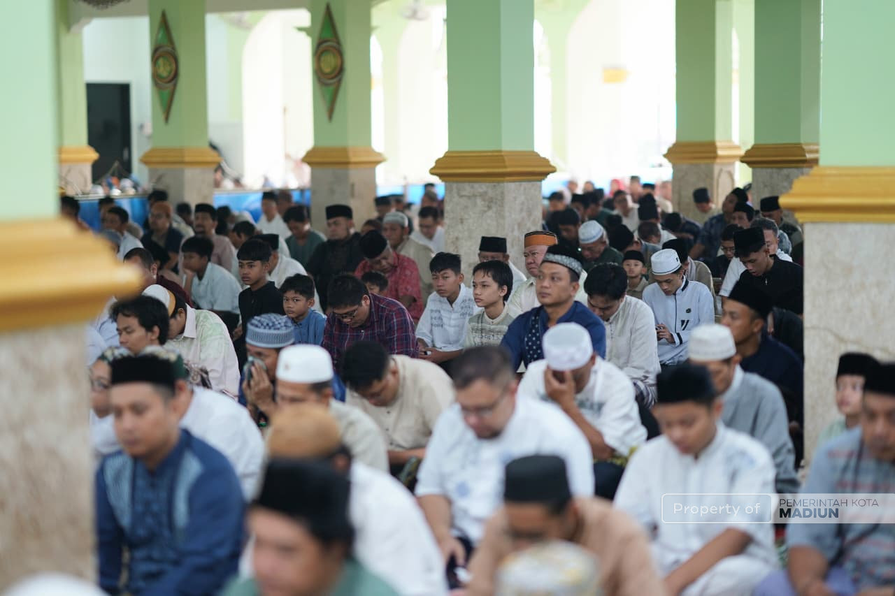 Ribuan Umat Muslim Padati Masjid Agung Baitul Hakim, Plt Wali Kota Madiun Ajak Bangun Daerah di Hari Kemenangan
