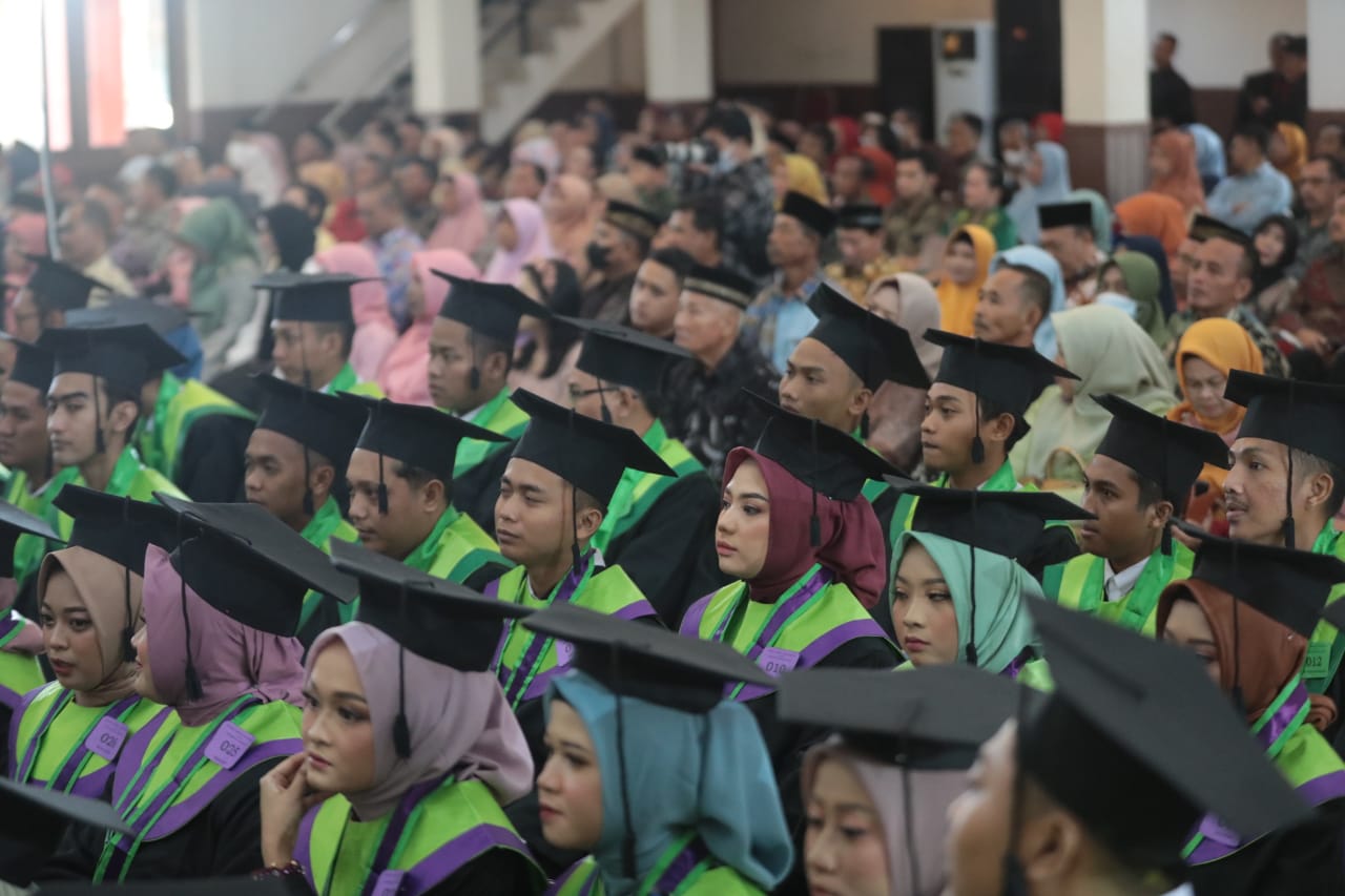 Hadiri Wisuda XII UNIPMA, Wali Kota Pesan Tingkatkan Kompetensi Agar Sukses di Dunia Kerja