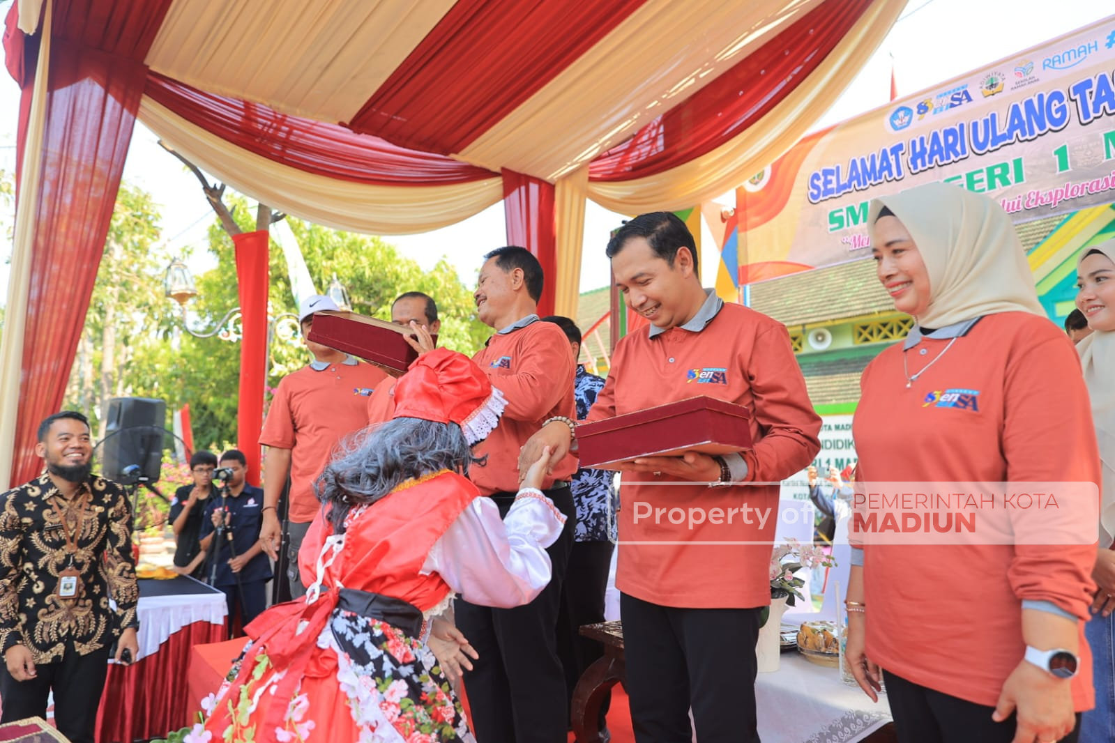 Wali Kota Madiun Apresiasi Pawai SMPN 1, Dorong Tampil di Ajang Apeksi Bali 2026