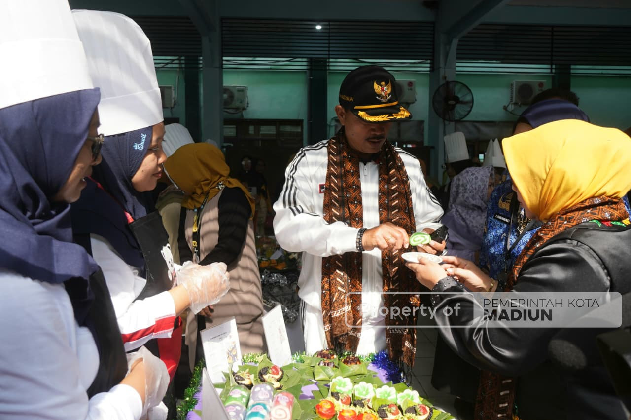 Meriah! Wali Kota Madiun Berangkatkan Pawai HUT ke-79 SMPN 2 Madiun