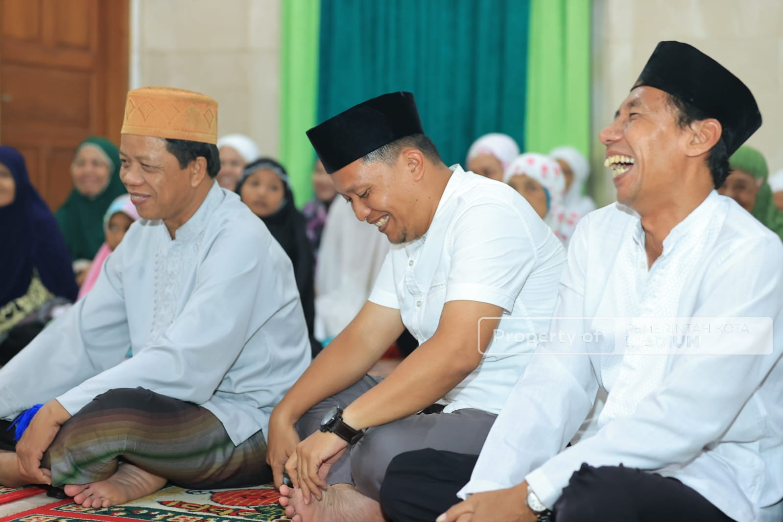 Safari Salat Isya, Salat Jemaah hingga Serahkan Santunan Warga