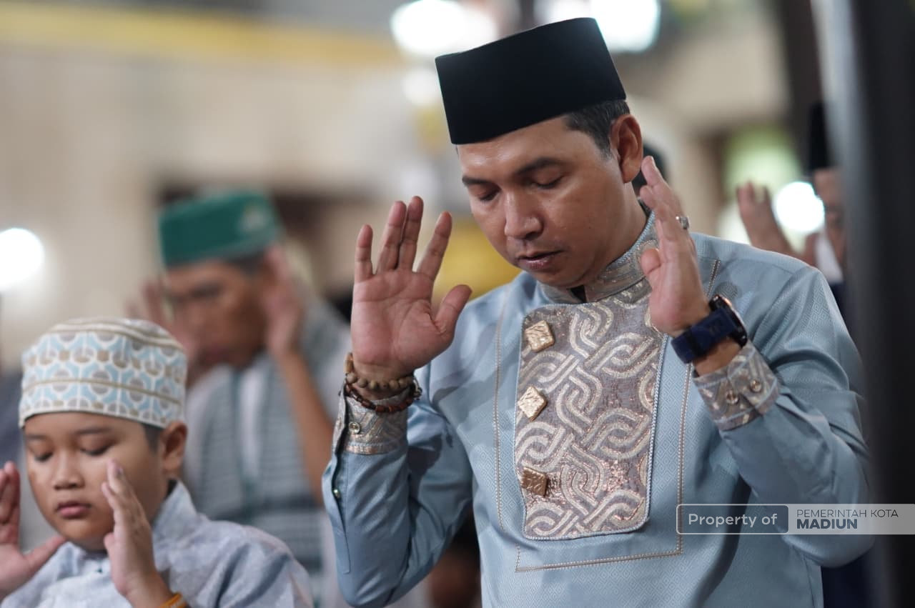 Ribuan Umat Muslim Padati Masjid Agung Baitul Hakim, Plt Wali Kota Madiun Ajak Bangun Daerah di Hari Kemenangan