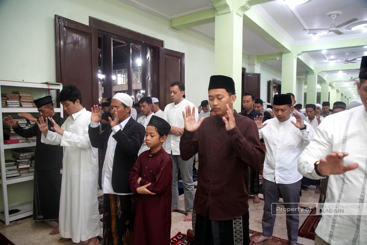 Ribuan Umat Muslim Padati Masjid Agung Baitul Hakim, Plt Wali Kota Madiun Ajak Bangun Daerah di Hari Kemenangan