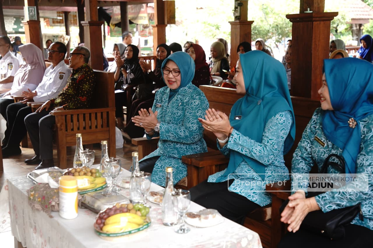 Tekan Angka Stunting dalam Peringatan HKN ke-61, Pemkot Madiun Ajak Ibu Hamil Rujakan
