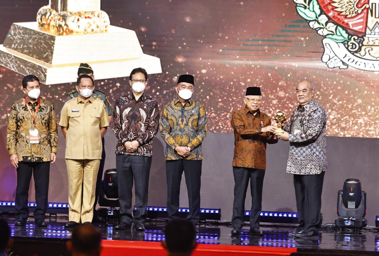 Beri Jaminan Kesehatan Masyarakat Secara Menyeluruh, Pemkot Raih Penghargaan UHC dari Pusat