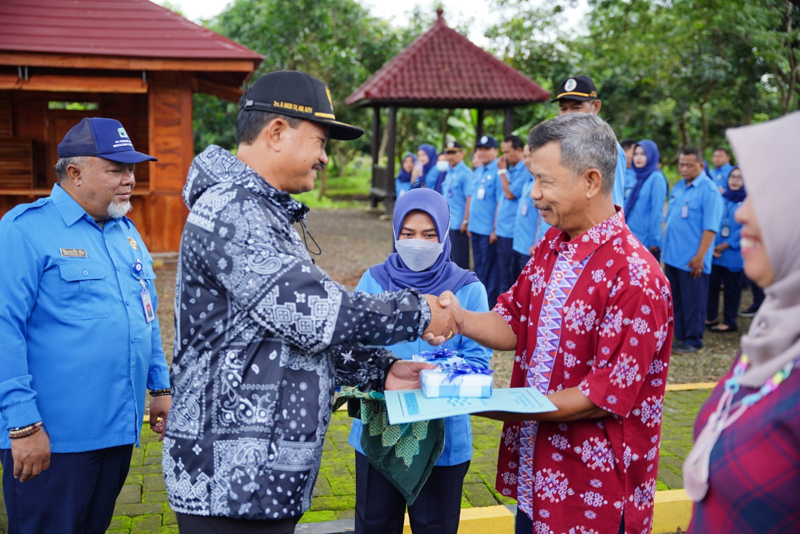 Serahkan SK Pensiun Kepada Pegawai PDAM, Wali Kota Pesan Pensiunan Tetap Produktif