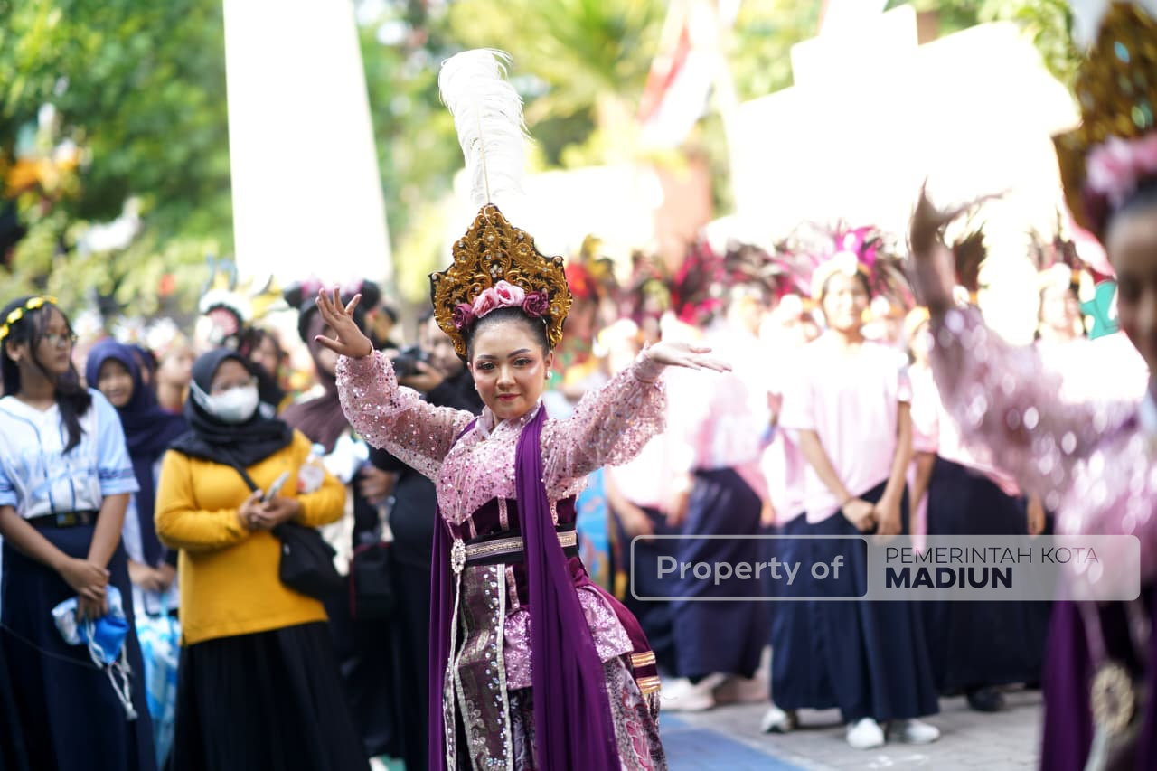 Meriah! Wali Kota Madiun Berangkatkan Pawai HUT ke-79 SMPN 2 Madiun