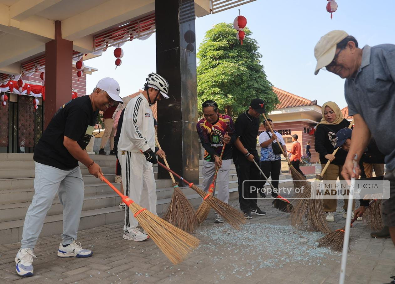 Wali Kota Madiun Ajak OPD Kerja Bakti dan Cek Poskamling