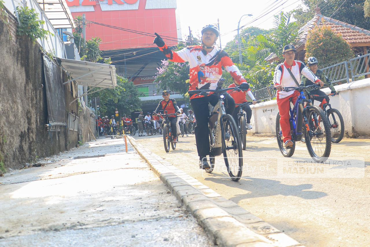 Gowes Sambil Pantau Kota, Wali Kota Madiun Cek Progres MPP dan Sapa Warga di Sepanjang Rute